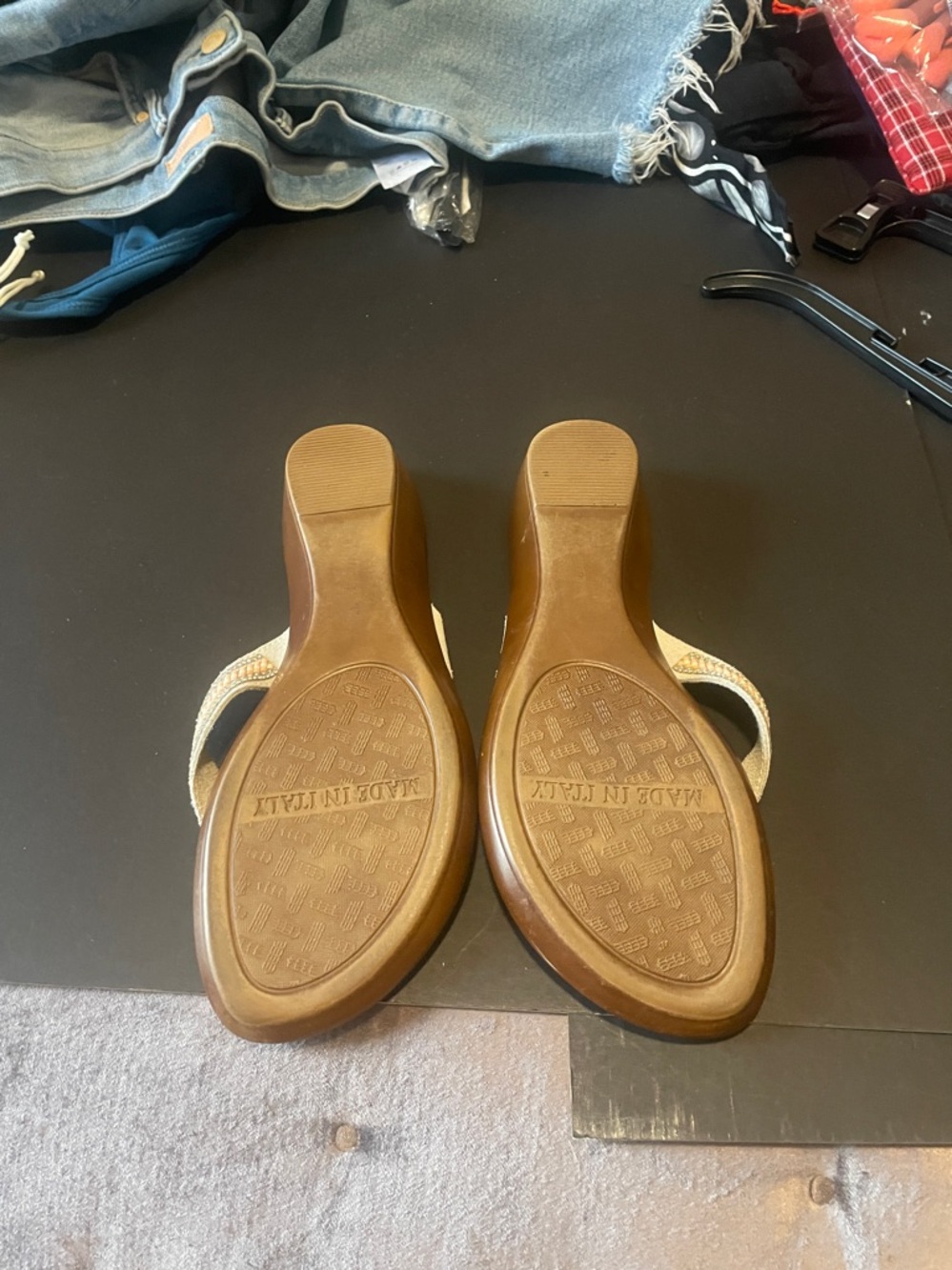 Italian shoemakers creamsandals size 8.5 - Picture 2 of 2